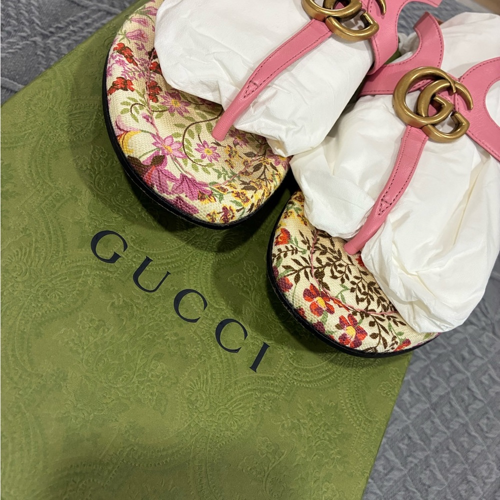 Gucci Women's Sandals with Pink and Floral Design